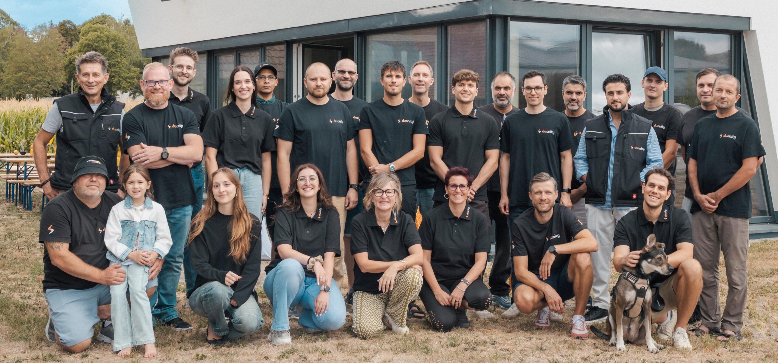 Das duonity-Team vor seinem Unternehmensgebäude